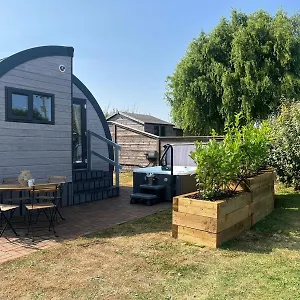 Windmill Glamping Pod With Hot Tub - The Hideaway Holiday home